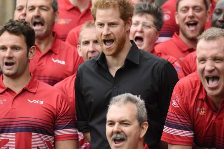 Prinz Harry (schwarzes Hemd) mit dem britischen Team für die Invictus Games im Jahr 2017