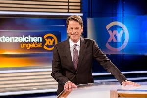 "Aktenzeichen XY... ungelöst": Moderator Rudi Cerne im Studio.