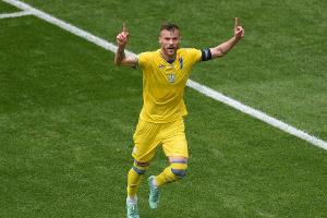 "Bitte kontaktiert mich!" - Ukraines Jarmolenko scherzt mit EM-Sponsorenflaschen