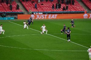 Vor Battle of Britain: England und Schottland knien gemeinsam