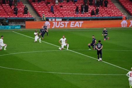 Vor Battle of Britain: England und Schottland knien gemeinsam