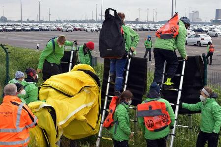 Greenpeace klaut VW-Schlüssel in Emden