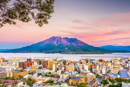 Der Sakurajima bietet einen beschaulichen Anblick, nicht wahr? Doch der Kirschblüteninsel-Vulkan hat es im wahrsten Sinne de...