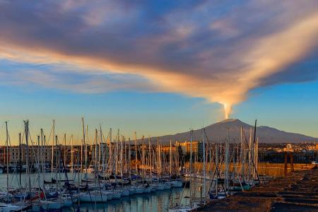 Der Ätna ist mit rund 3.323 Metern über dem Meeresspiegel der höchste aktive Vulkan Europas. Seit 2013 gehört er zum UNESCO ...