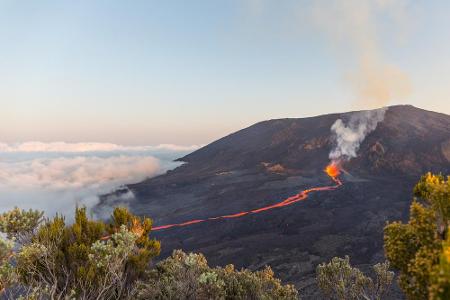 Im Gegensatz zum Mount St. Helens mit seinen plötzlichen und unkalkulierbaren Ausbrüchen sind die Eruptionen am Piton de la ...