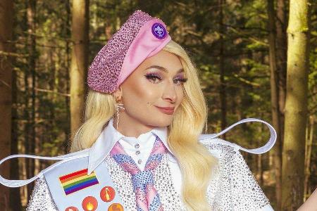 Dragqueen Candy Crash ist Camp-Leiterin in der neuen Joyn-Show 