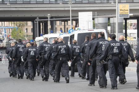 10_Polizei bei Reichsbürger Auflauf Imago Olaf Wagner.jpg