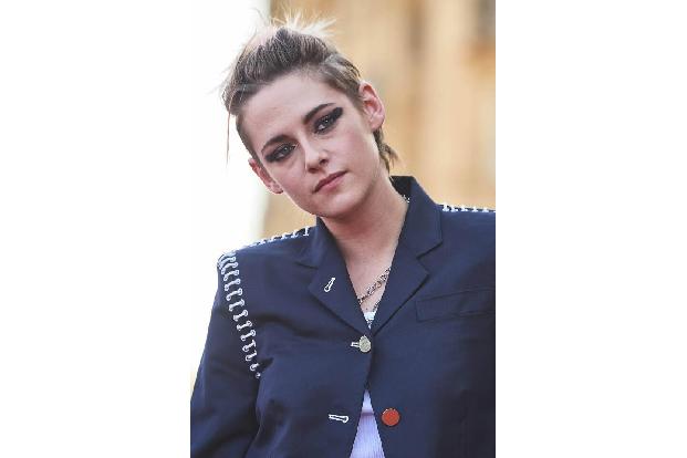 …teilt Kollegin Kristen Stewart. Sie kann Instagram & Co. gar nichts abgewinnen, am schlimmsten findet sie aber Twitter. Hie...