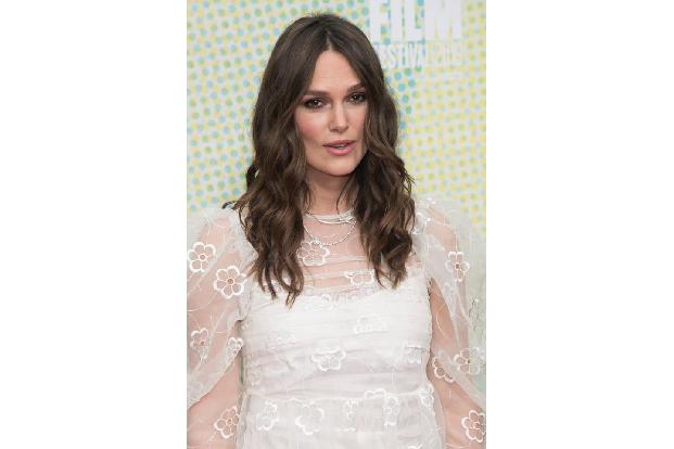 Mit den ständigen Checken der Social-Media-Kanäle kann auch Filmstar Keira Knightley nichts anfangen. Einst hat sie zwar pro...