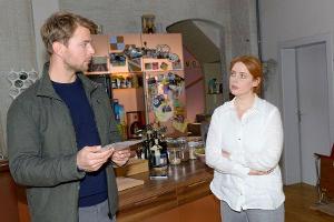 "GZSZ": Toni ist erleichtert, dass Bastian sie bei den Ermittlungen unterstützen will.