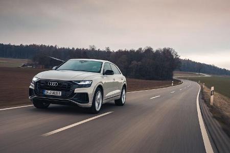 Der Tank fasst dankenswerterweise trotz E-Unterstützung 75 Liter Sprit, so dass die Gesamtreichweite selbst bei höherem Temp...