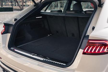 Wie bei allen Plug-in-Hybriden fällt der Laderaum kleiner aus. Im Q8 sind es exakt 100 Liter weniger.