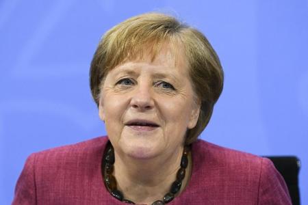 Vor EM-Auftakt: Kanzlerin Merkel trifft DFB-Team