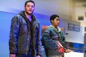 "Kin": Eli (Miles Truitt, r.) uns sein Bruder Jimmy (Jack Reynor) stecken in Schwierigkeiten.