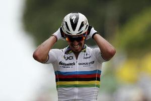 Alaphilippe gewinnt chaotischen Tour-Auftakt