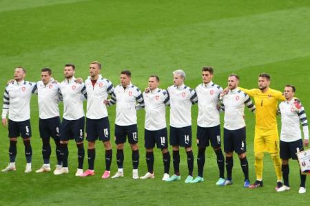 Panne vor Achtelfinale: Rettungsrutsche verhindert Tschechiens Abflug