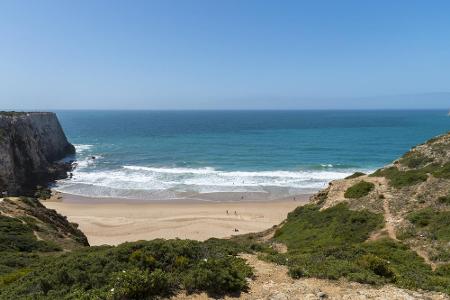 Portugal hat viele atemberaubende Strände, einer davon ist der Praia do Telheiro an der Algarve. Hier kann man das Wohnmobil...