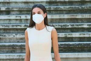 Königin Letizia vor der Nationalbibliothek in Madrid