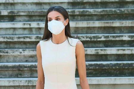 Königin Letizia vor der Nationalbibliothek in Madrid