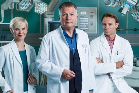 Dr. Kathrin Globisch (l., Andrea Kathrin Loewig), Dr. Roland Heilmann (Thomas Rühmann) und Dr. Martin Stein (Bernhard Better...