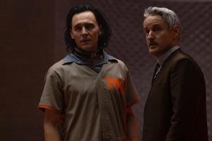 Loki (l., Tom Hiddleston) und Mobius M. Mobius (Owen Wilson)