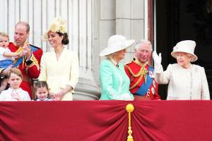 Die Queen (r.) mit weiteren Mitgliedern der königlichen Familie bei der "Trooping the Colour"-Parade im Jahr 2019