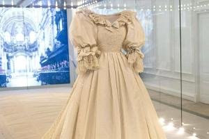 Das Hochzeitskleid von Prinzessin Diana ist im Kensington Palast ausgestellt.