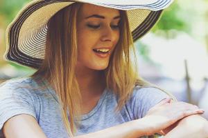 Wer sich lange in der Sonne aufhält, sollte sich nicht nur einmal eincremen.