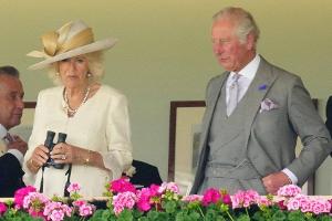 Ohne Namensschild: Prinz Charles und Herzogin Camilla am zweiten Tag von Royal Ascot 2021.