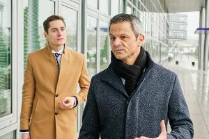 "Unter uns": Ringo (l.) ist überrollt, als Benedikt ihm wieder die Verantwortung für den Fortbestand von HuberBau zuschiebt.