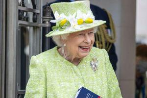 Die Queen genießt ihren ersten öffentlichen Auftritt 2021