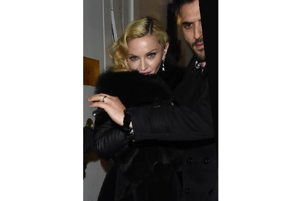 ...Madonna mit Stalkern. Während einer Fernsehaufzeichnung bedrängte sie ein Fan dermaßen, dass sie sich nicht aus ihrer Gar...