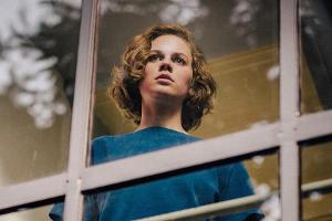 "Lotte am Bauhaus": Lotte (Alicia von Rittberg) im Meisterhaus in Dessau