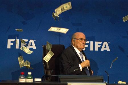 Die größten FIFA-Skandale Blatter Geld imago Cordon Press Miguelez Sports.jpg