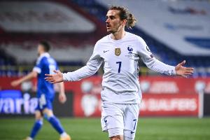 Frankreich, Italien und England mühen sich - Spanien souveräner