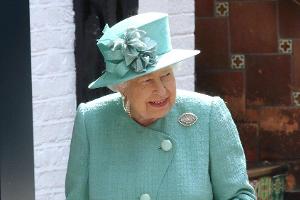 Die Queen stellt neue Mitarbeiter ein.