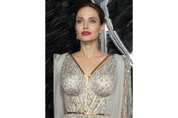 Angelina Jolie ist zwar nicht an Krebs erkrankt, unterzog sich 2013 allerdings einer doppelten Mastektomie und 2015 ließ sie...