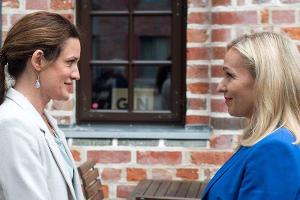 "Rote Rosen": Tatjana (l.) und Mona sind glücklich, dass sie einander nicht verlieren.