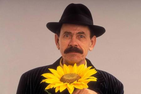 Auch John Paul Larkin (1942-1999) alias Scatman John fand sein Heil in der Musik. Allerdings traute er sich erst zu singen, ...