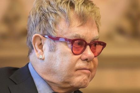 Elton John muss sich von einer Operation erholen.