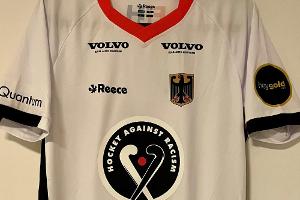 Nationalmannschaften mit Statement "Hockey gegen Rassismus" auf dem Trikot