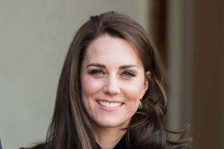 Unter ihren Haaren versteckt Herzogin Kate (38) eine Narbe auf der linken Seite ihres Schädels. Wie das britische Königshaus...