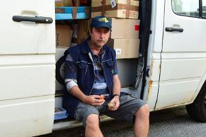"Geliefert": Volker Feldmann (Bjarne Mädel) macht Pause an seinem Transporter.