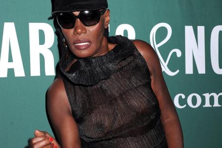 Jones ist für ihre exzentrischen Auftritte berühmt. Vor einigen Jahren hat sie ihre Memoiren mit dem Titel 