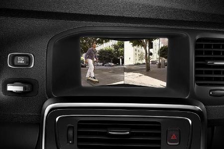 Der S60 erkennt Fußgänger auf der Fahrbahn.