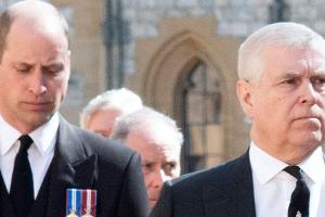 Prinz William (li.) und Prinz Andrew bei der Beerdigung von Prinz Philip.