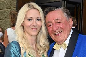 Richard Lugner und seine Freundin Simone haben sich verlobt.