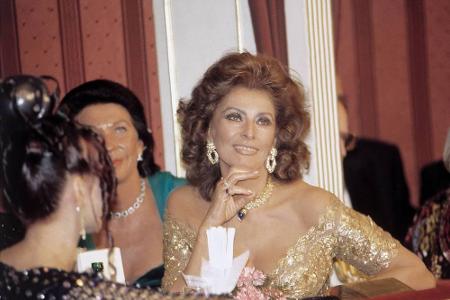 ... kein Opernball ohne eine echte Diva! Niemand passt da wohl besser als die italienische Schauspielerin Sophia Loren (85)....