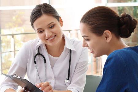 Patienten sollten bei einer Beratung nachfragen, um alles zu verstehen.