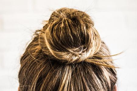 Wer braucht schon immer eine perfekt gestylte Frisur? Wenn die Haare erst einmal handtuchtrocken sind, einfach in einen Dutt...